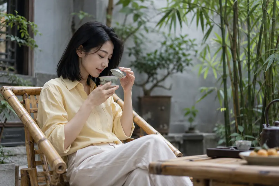 竹影院落中的盖碗茶席
